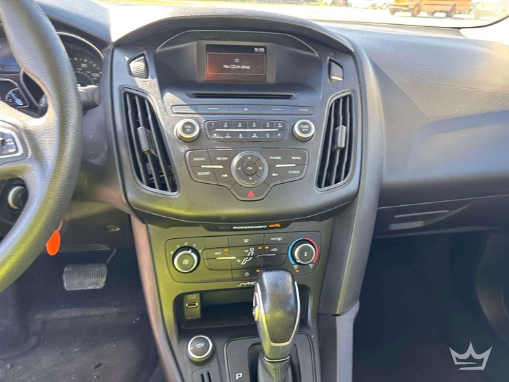 2015-ford-focus-sedan-image-18