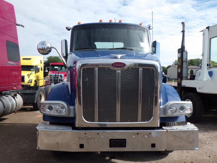 2016-peterbilt-567-image-2