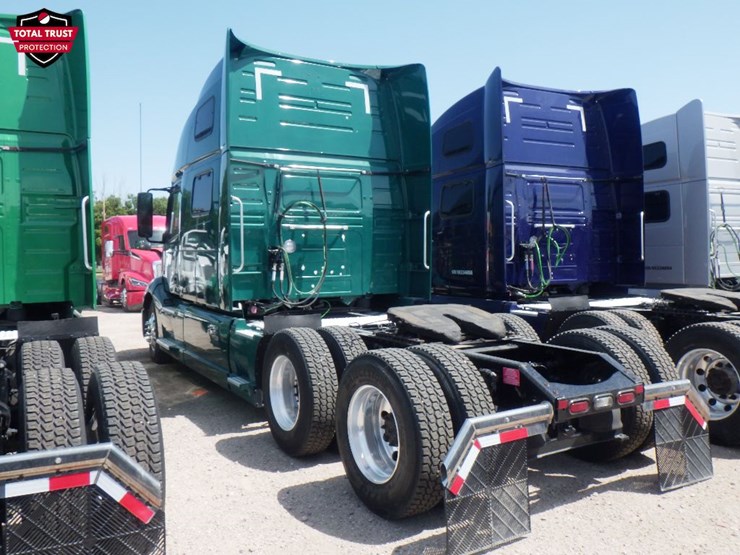 2022-volvo-vnl860-image-12