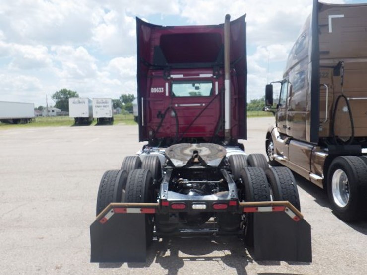 2021-volvo-vnl300-image-9