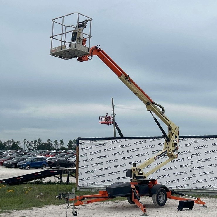 2019 JLG T350