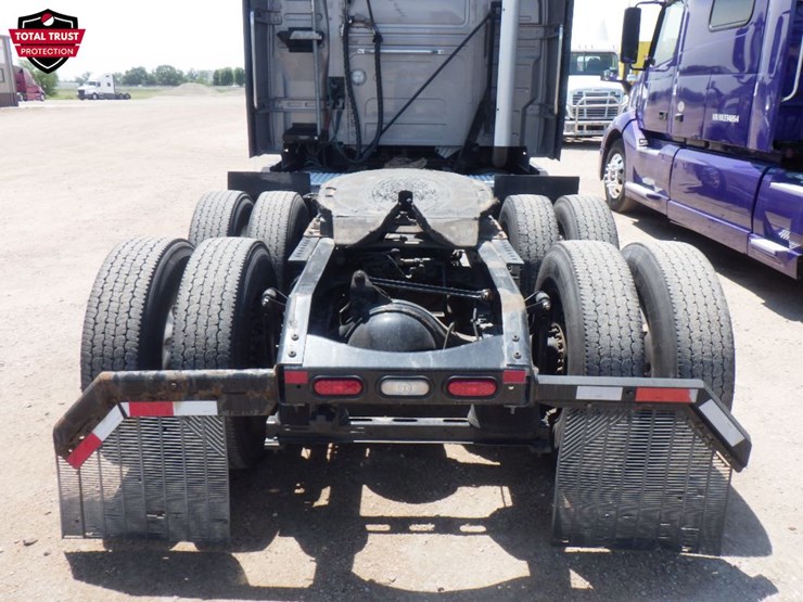 2022-volvo-vnl860-image-9