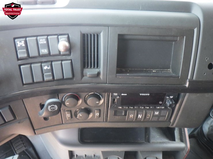 2022-volvo-vnl860-image-17