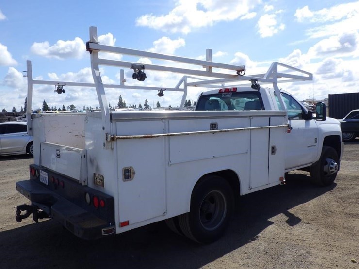2016-chevrolet-3500-image-3