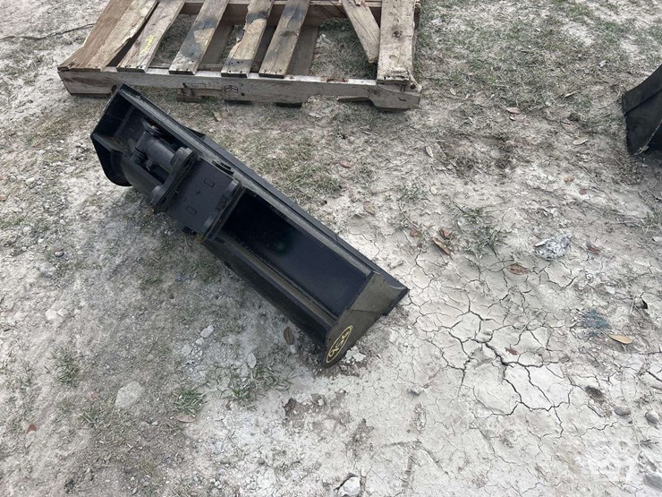 2025-32in.-tilting-bucket-mini-excavator-attachment-image-4