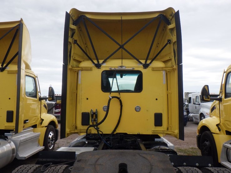 2023-peterbilt-579-image-10