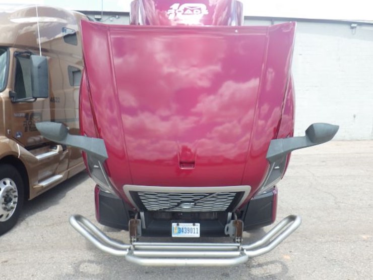 2021-volvo-vnl300-image-22