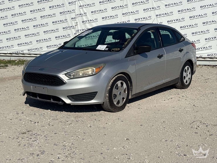 2015-ford-focus-sedan-image-1