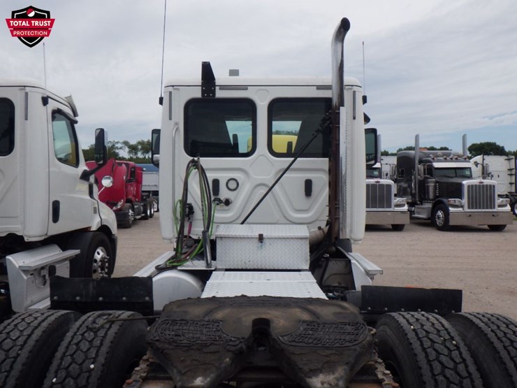 2019-freightliner-cascadia-116-image-10