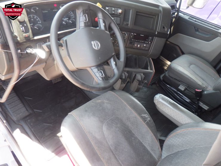 2022-volvo-vnl860-image-16