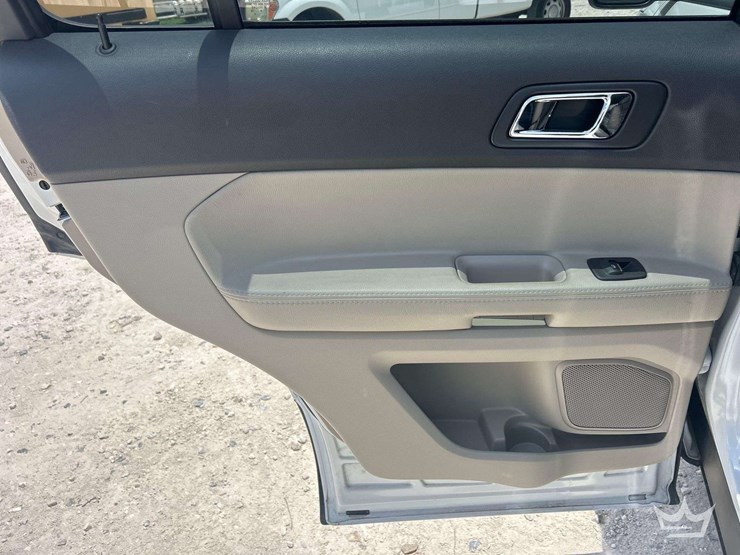 2014-ford-explorer-image-21