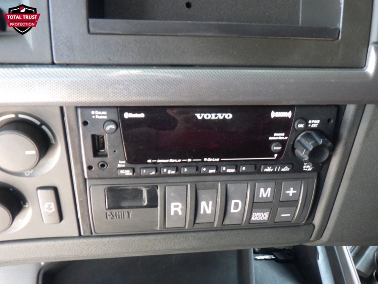 2022-volvo-vnl860-image-19