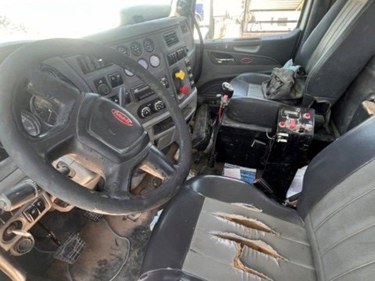 2015-peterbilt-567-image-5