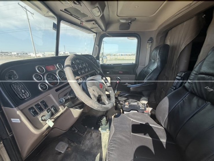 2016-peterbilt-389-image-11