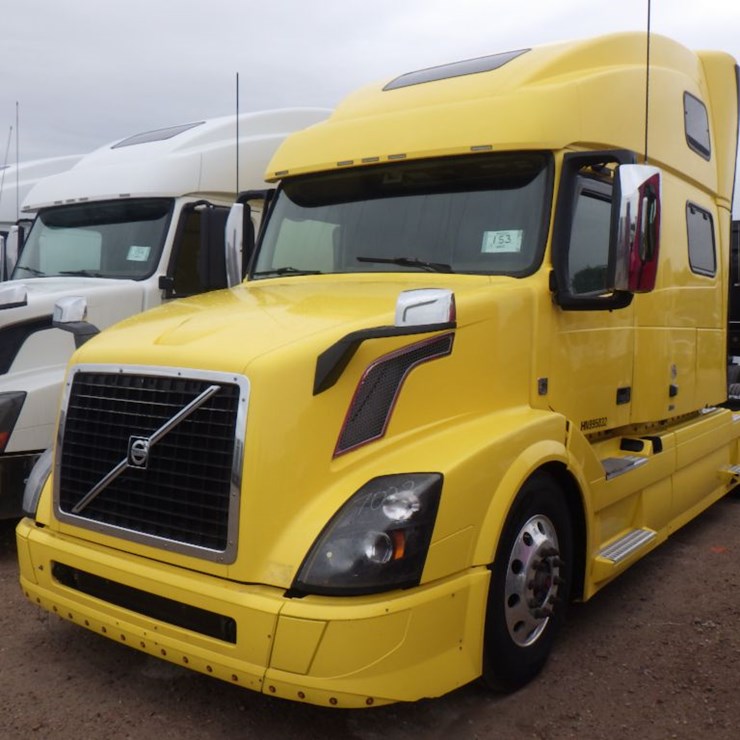 2017 VOLVO VNL780