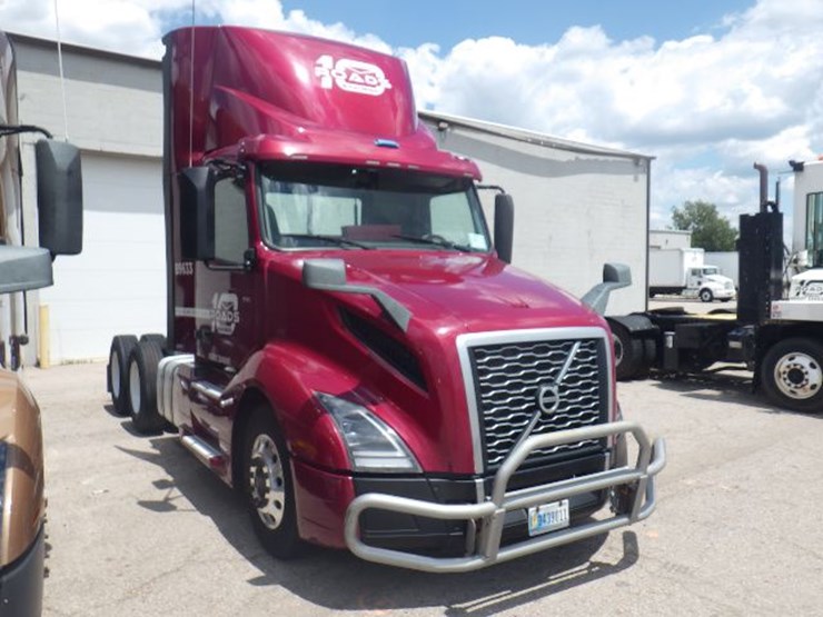 2021-volvo-vnl300-image-3