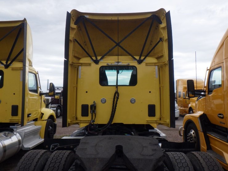 2023-peterbilt-579-image-10