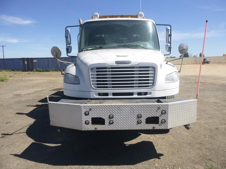 2016-freightliner-m2-106-image-34