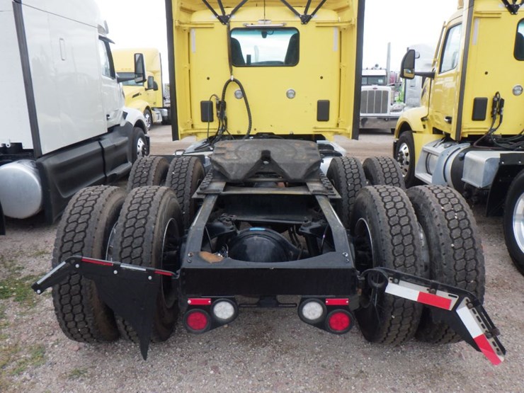 2023-peterbilt-579-image-8