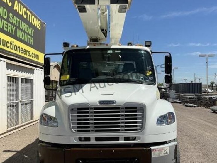 2013-freightliner-m2-106-image-3