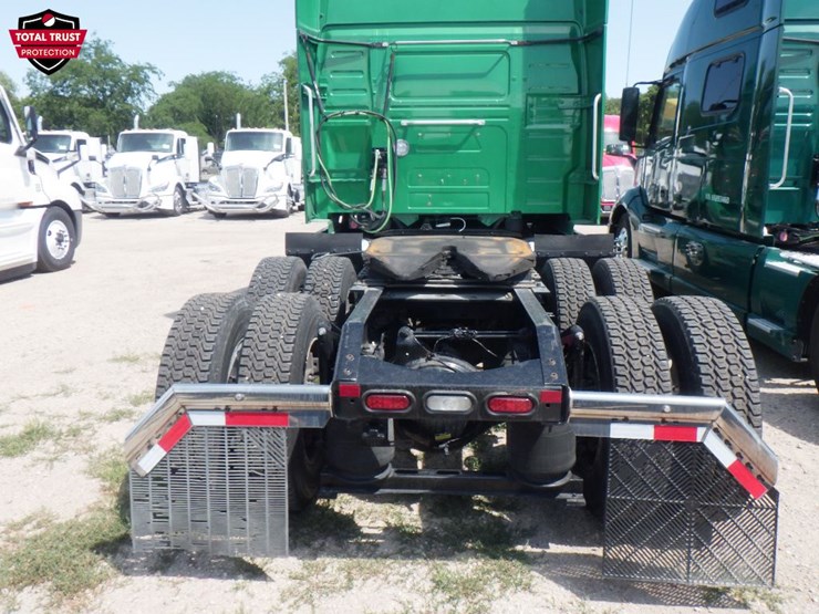2022-volvo-vnl860-image-9
