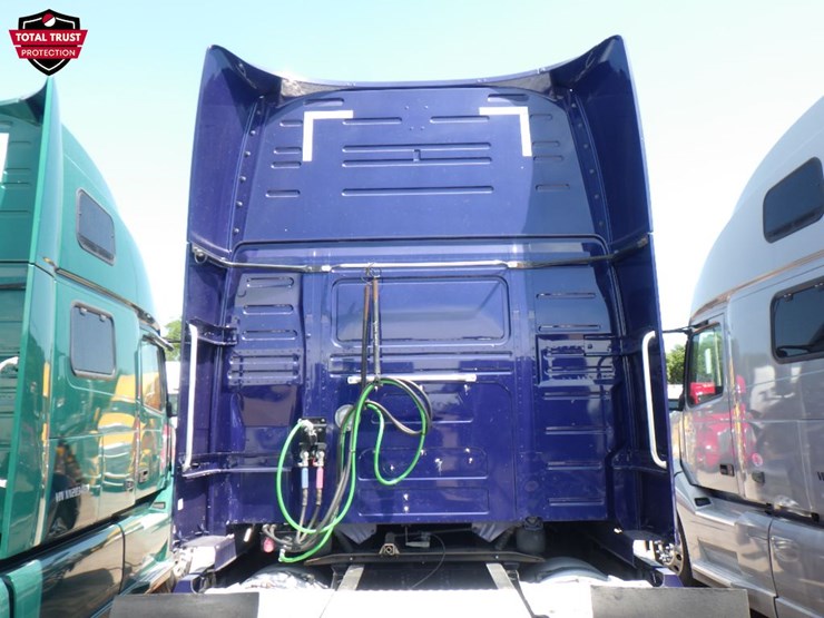 2022-volvo-vnl860-image-10