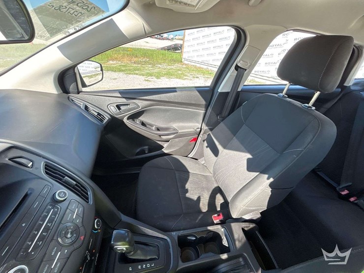 2015-ford-focus-sedan-image-19