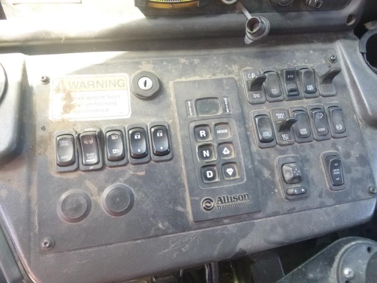 2016-freightliner-m2-106-image-13