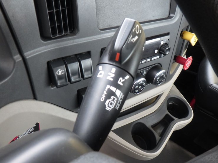 2023-peterbilt-579-image-16