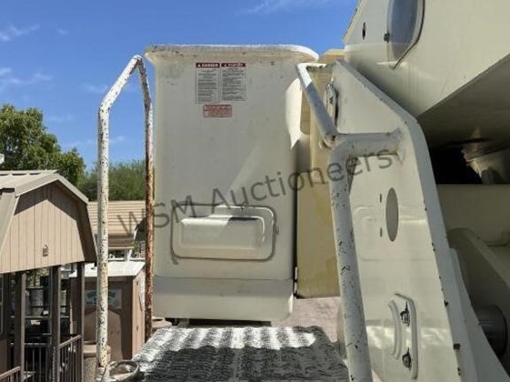2013-freightliner-m2-106-image-20