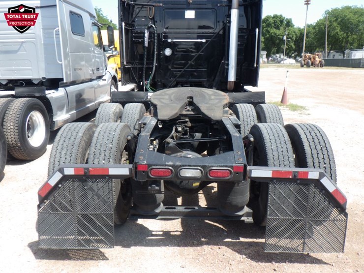 2022-volvo-vnl860-image-9