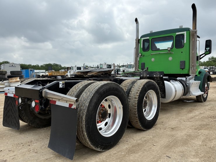 2014-peterbilt-567-image-4