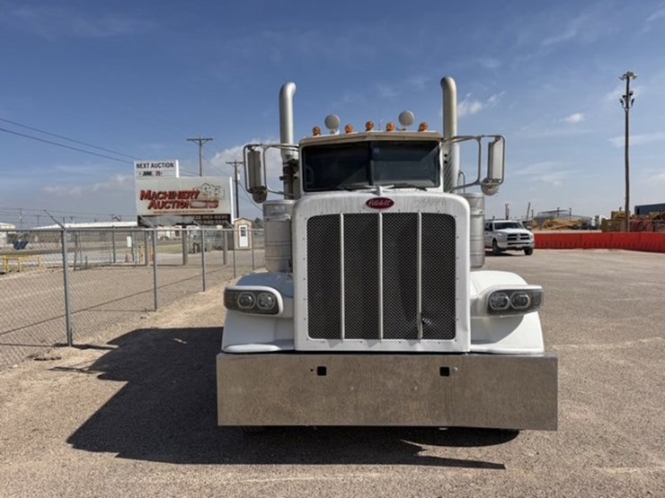 2016-peterbilt-389-image-2