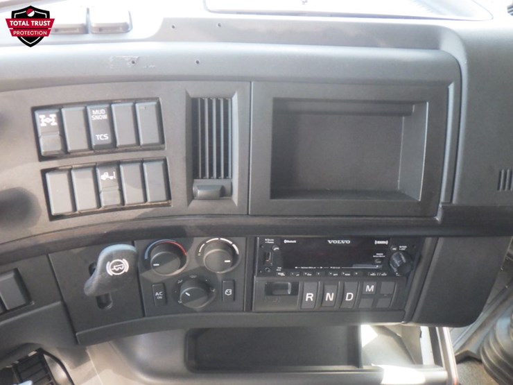 2023-volvo-vnl860-image-16