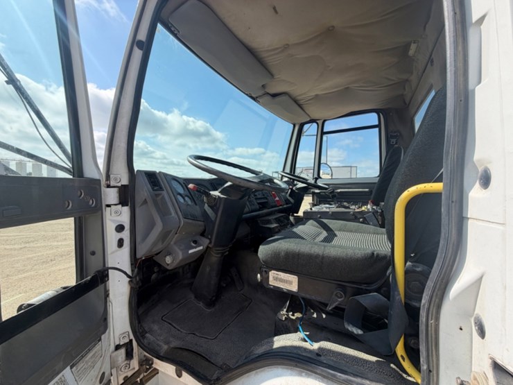 2000-freightliner-fc70-image-9