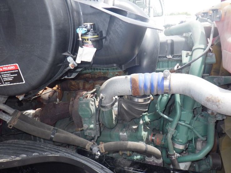 2021-volvo-vnl300-image-24