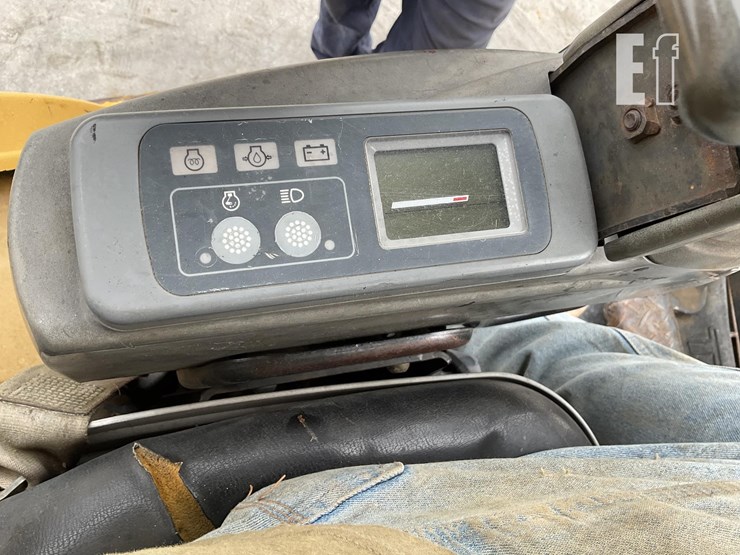 2005-deere-27c-image-16