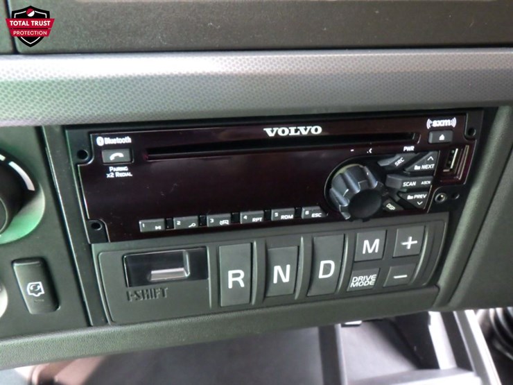 2022-volvo-vnl860-image-19