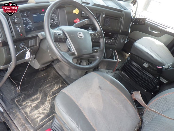 2022-volvo-vnl860-image-16