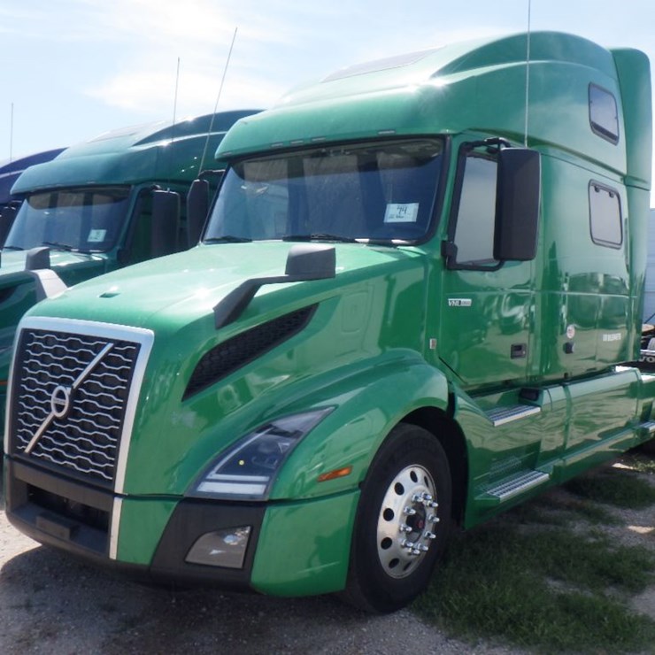 2022 VOLVO VNL860