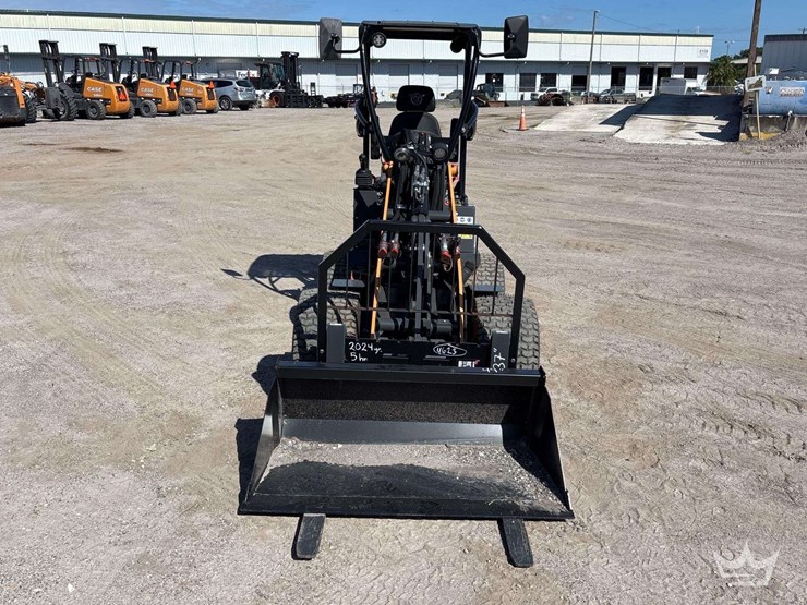 2024-case-sl12-mini-articulated-wheel-loader-image-43