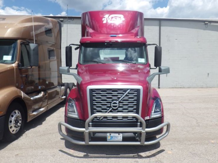 2021-volvo-vnl300-image-2