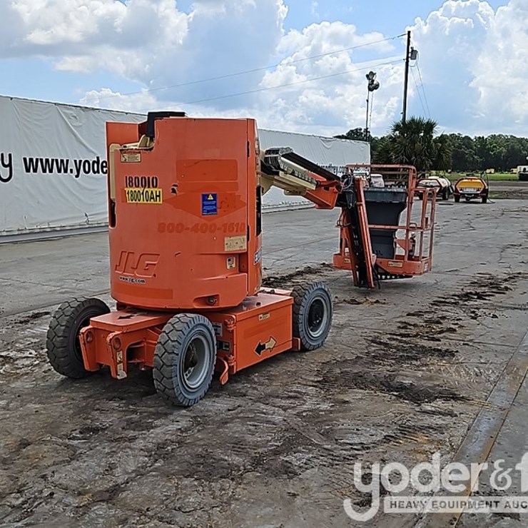 2016 JLG E300AJP