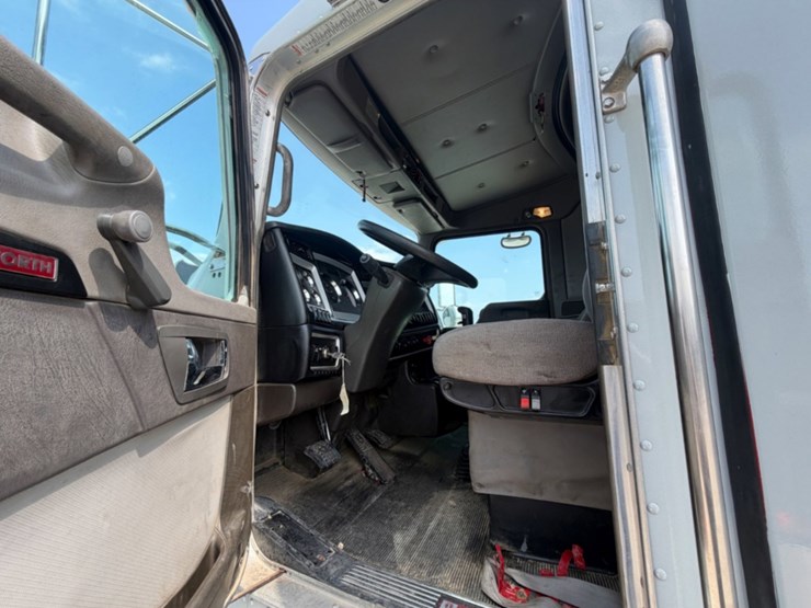 2011-kenworth-t800-image-11
