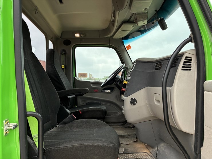 2019-peterbilt-567-image-8