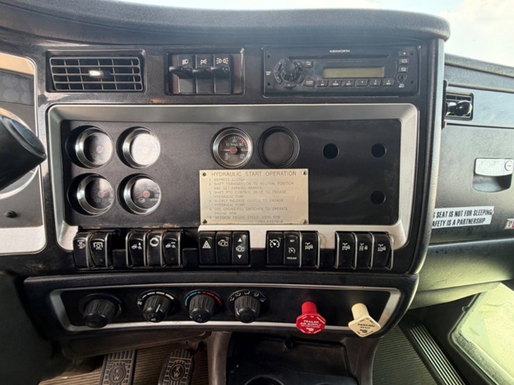2011-kenworth-t800-image-13