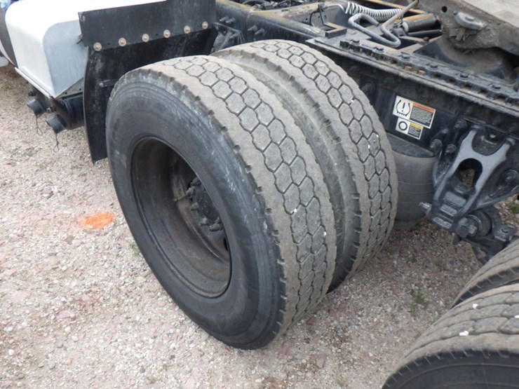2023-peterbilt-579-image-13
