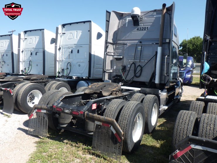 2023-volvo-vnl860-image-9