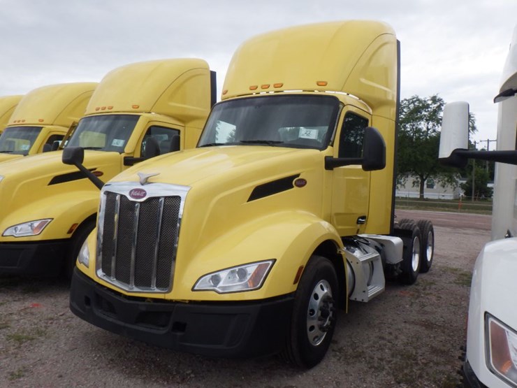2023-peterbilt-579-image-1