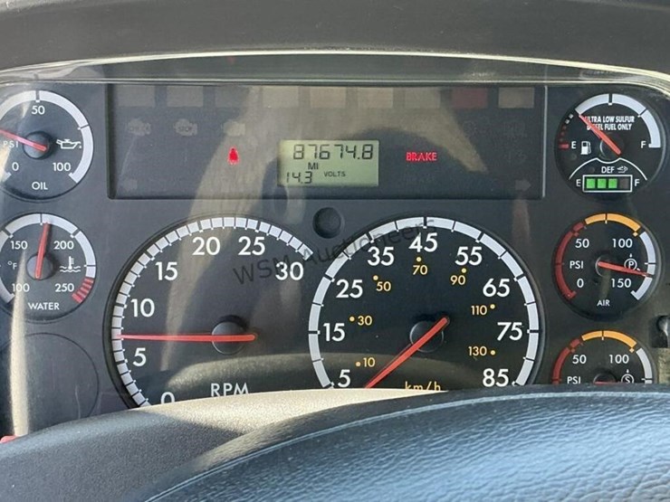 2013-freightliner-m2-106-image-29